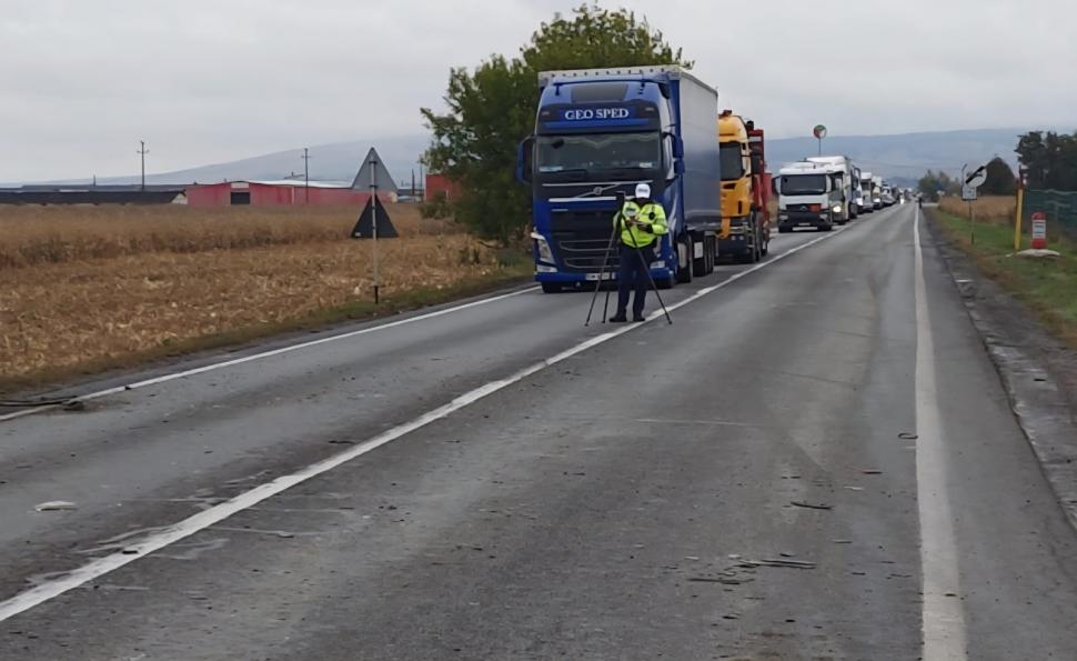 Accident teribil între Brașov și Feldioara. Un bărbat a murit, după ce două camioane și o mașină s-au izbit violent 1011653