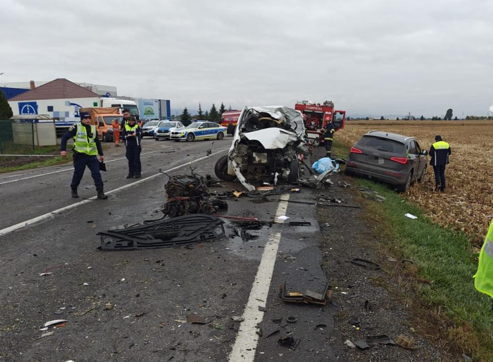 Accident teribil între Brașov și Feldioara. Un bărbat a murit, după ce două camioane și o mașină s-au izbit violent 1011654