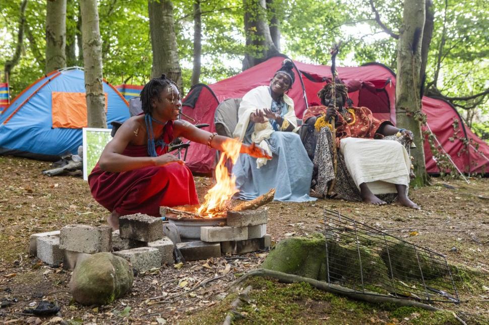 „Regatul Kubala”, format din trei persoane care s-au autoproclamat „trib african pierdut”, a fost evacuat dintr-o pădure din Scoția 1011835