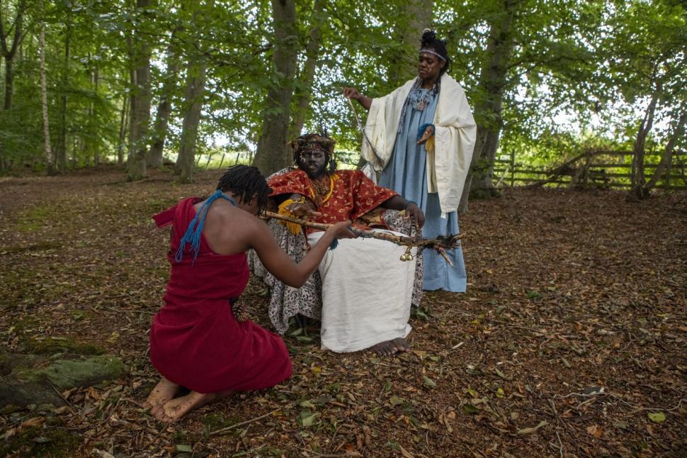 „Regatul Kubala”, format din trei persoane care s-au autoproclamat „trib african pierdut”, a fost evacuat dintr-o pădure din Scoția 1011840