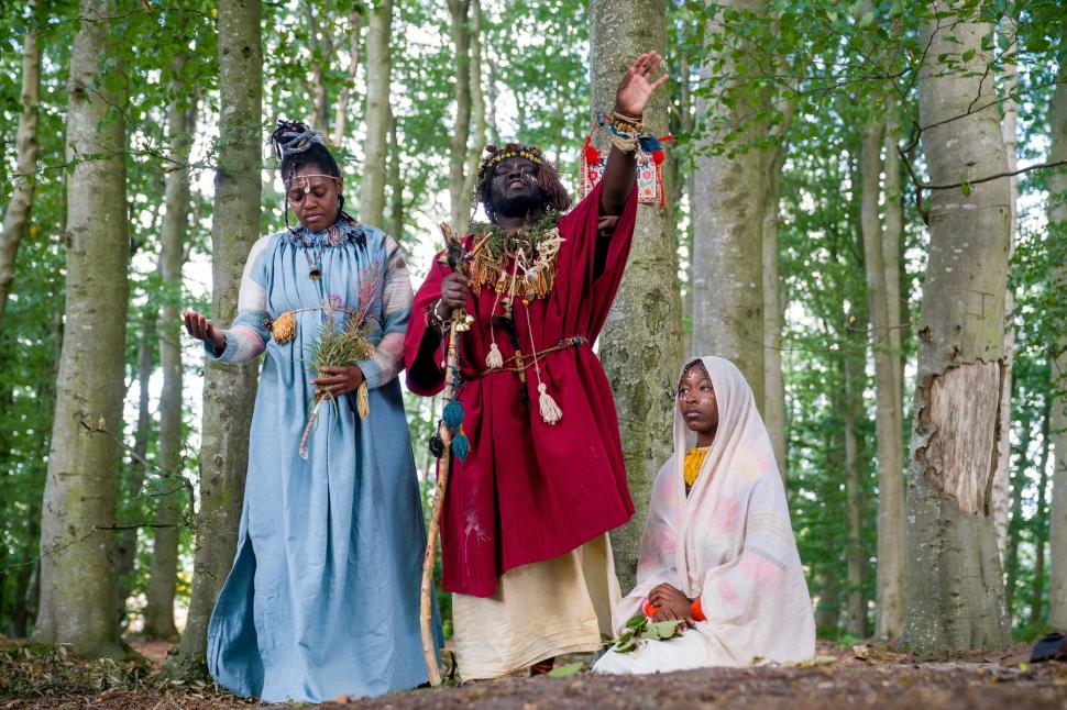 „Regatul Kubala”, format din trei persoane care s-au autoproclamat „trib african pierdut”, a fost evacuat dintr-o pădure din Scoția 1011848