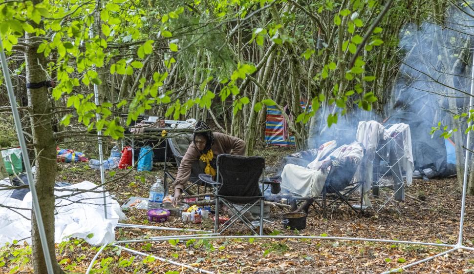 „Regatul Kubala”, format din trei persoane care s-au autoproclamat „trib african pierdut”, a fost evacuat dintr-o pădure din Scoția 1011849