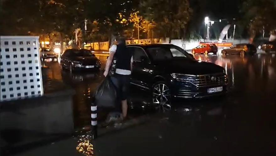 Haos în București: tramvaie și troleibuze blocate, copaci prăbușiți și trafic aerian afectat de furtuna de vineri seară 1012179