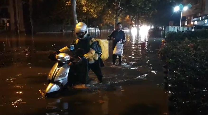 Haos în București: tramvaie și troleibuze blocate, copaci prăbușiți și trafic aerian afectat de furtuna de vineri seară 1012181