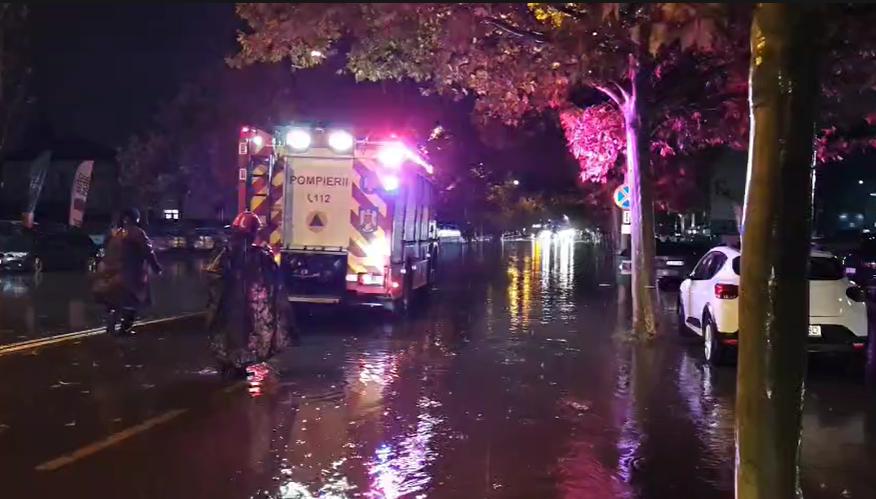 Haos în București: tramvaie și troleibuze blocate, copaci prăbușiți și trafic aerian afectat de furtuna de vineri seară 1012183