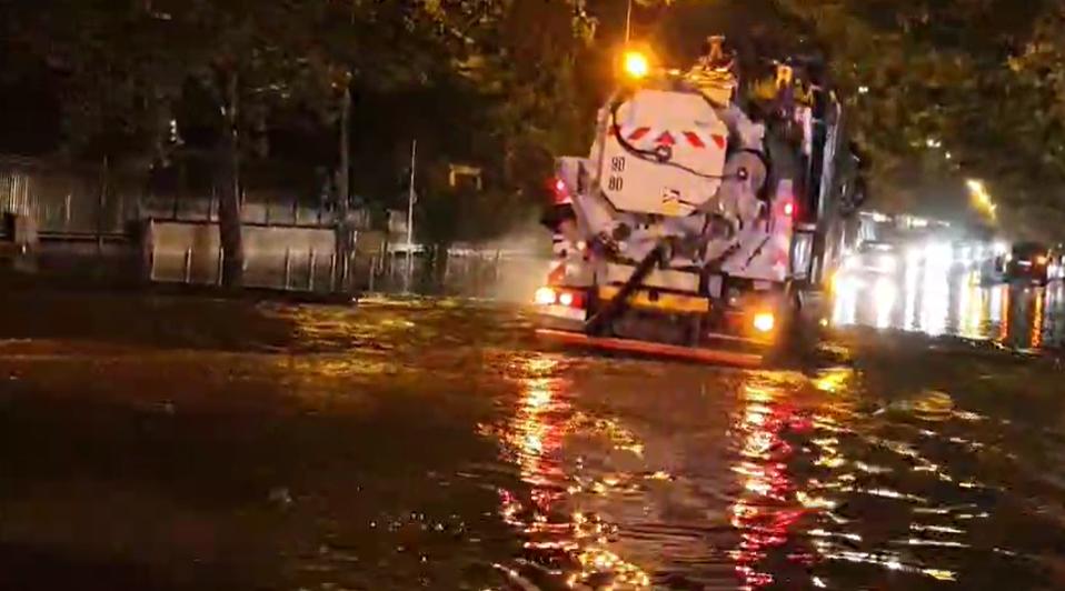 Haos în București: tramvaie și troleibuze blocate, copaci prăbușiți și trafic aerian afectat de furtuna de vineri seară 1012187