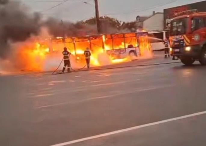 Un autobuz care transporta muncitori, la Brăila, a luat foc 1011951