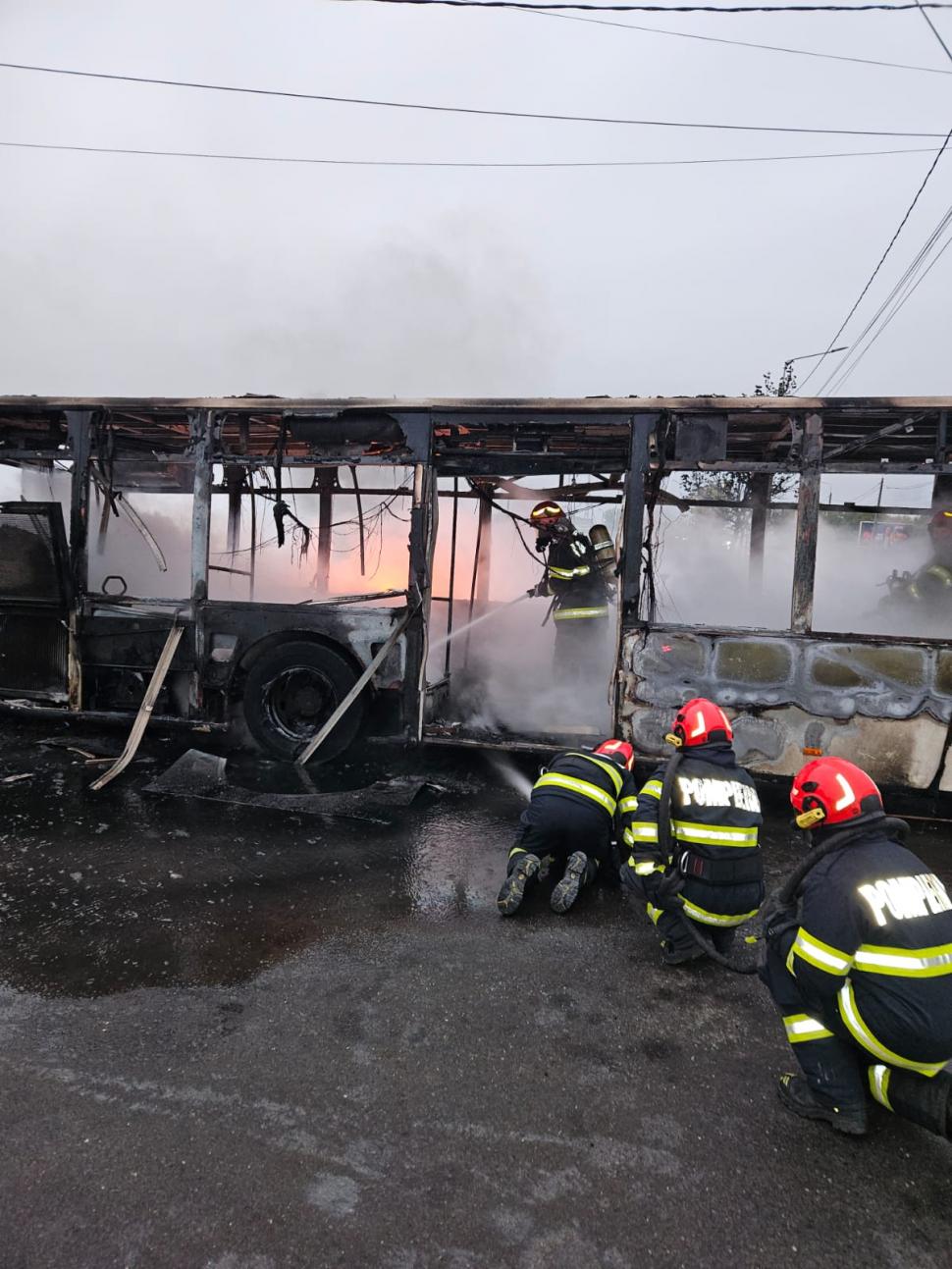 Un autobuz care transporta muncitori, la Brăila, a luat foc 1011958