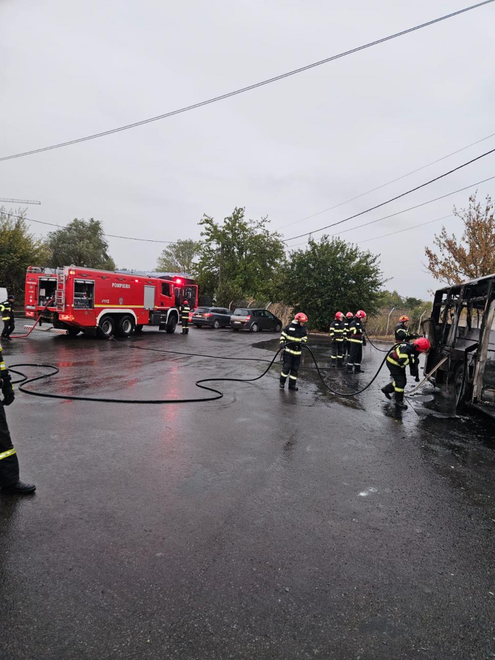 Un autobuz care transporta muncitori, la Brăila, a luat foc 1011959