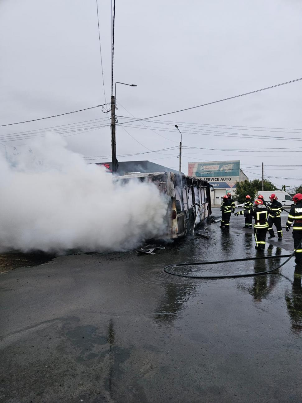 Un autobuz care transporta muncitori, la Brăila, a luat foc 1011960