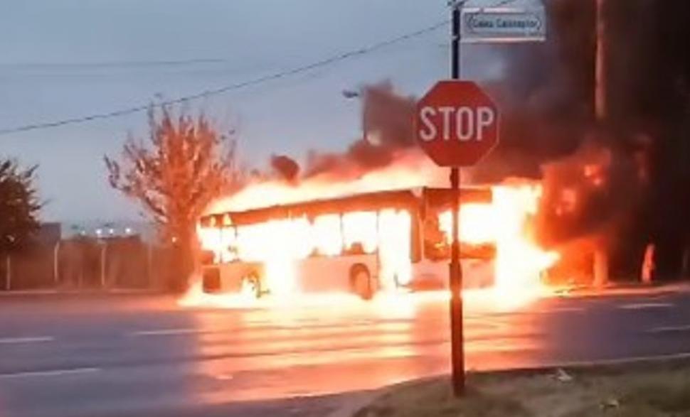 Un autobuz care transporta muncitori, la Brăila, a luat foc 1011967