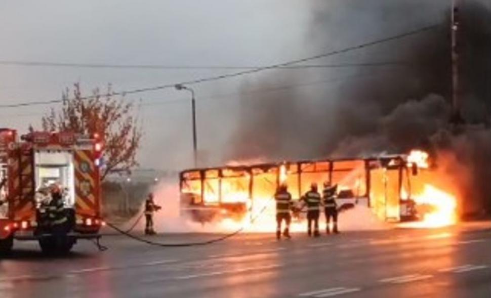 Un autobuz care transporta muncitori, la Brăila, a luat foc 1011968