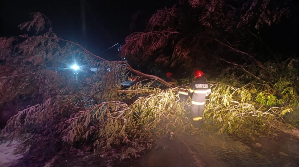 Blackout în stațiuni montane, mașini blocate și turiști salvați din zăpadă de jumătate de metru. Ninsoarea face prăpăd la munte 1012223