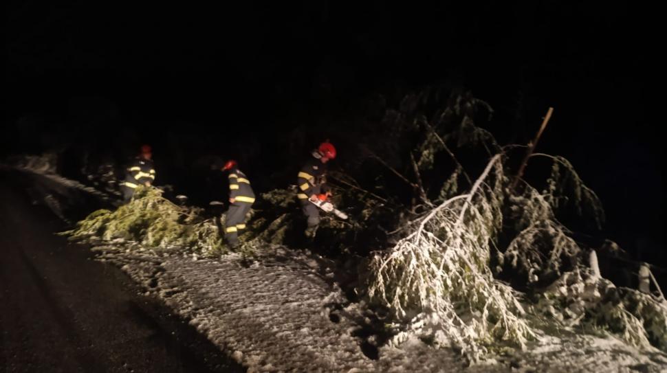 Blackout în stațiuni montane, mașini blocate și turiști salvați din zăpadă de jumătate de metru. Ninsoarea face prăpăd la munte 1012224