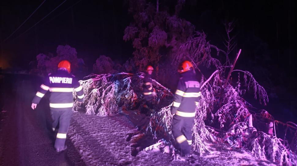 Blackout în stațiuni montane, mașini blocate și turiști salvați din zăpadă de jumătate de metru. Ninsoarea face prăpăd la munte 1012225