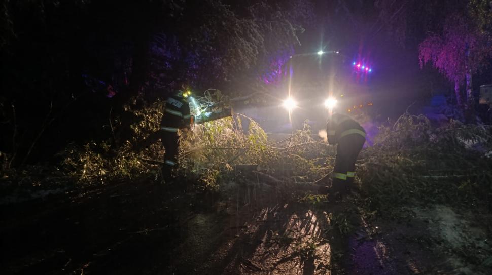 Blackout în stațiuni montane, mașini blocate și turiști salvați din zăpadă de jumătate de metru. Ninsoarea face prăpăd la munte 1012226
