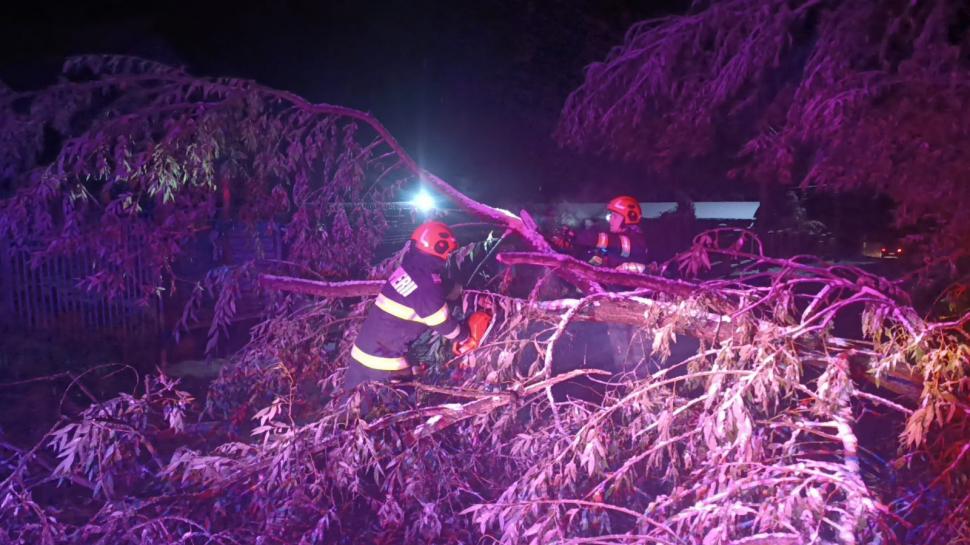 Blackout în stațiuni montane, mașini blocate și turiști salvați din zăpadă de jumătate de metru. Ninsoarea face prăpăd la munte 1012228