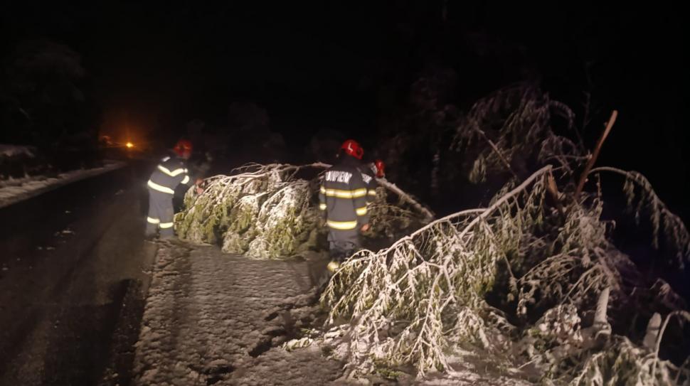 Blackout în stațiuni montane, mașini blocate și turiști salvați din zăpadă de jumătate de metru. Ninsoarea face prăpăd la munte 1012229