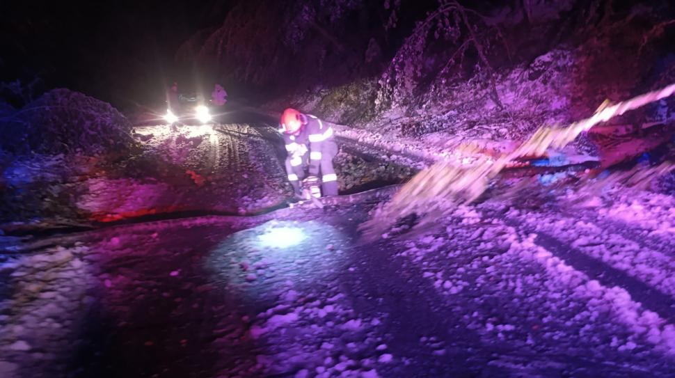 Blackout în stațiuni montane, mașini blocate și turiști salvați din zăpadă de jumătate de metru. Ninsoarea face prăpăd la munte 1012230