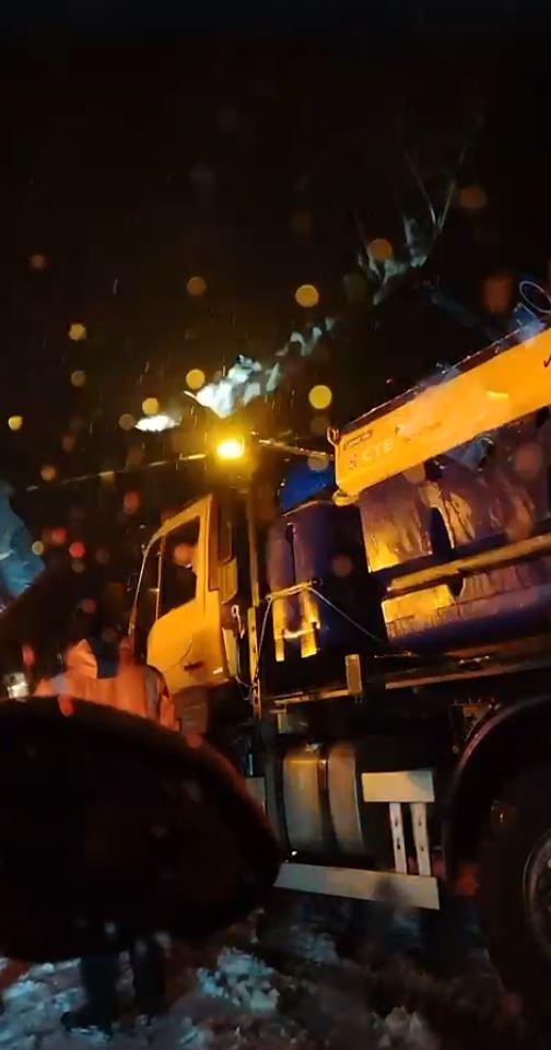 Blackout în stațiuni montane, mașini blocate și turiști salvați din zăpadă de jumătate de metru. Ninsoarea face prăpăd la munte 1012237