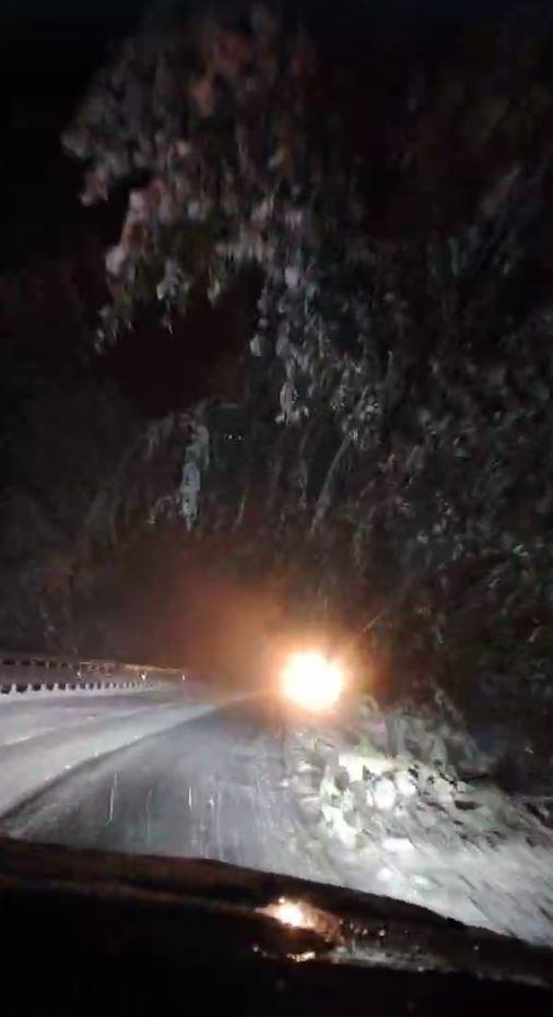 Blackout în stațiuni montane, mașini blocate și turiști salvați din zăpadă de jumătate de metru. Ninsoarea face prăpăd la munte 1012239