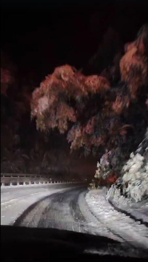 Blackout în stațiuni montane, mașini blocate și turiști salvați din zăpadă de jumătate de metru. Ninsoarea face prăpăd la munte 1012240