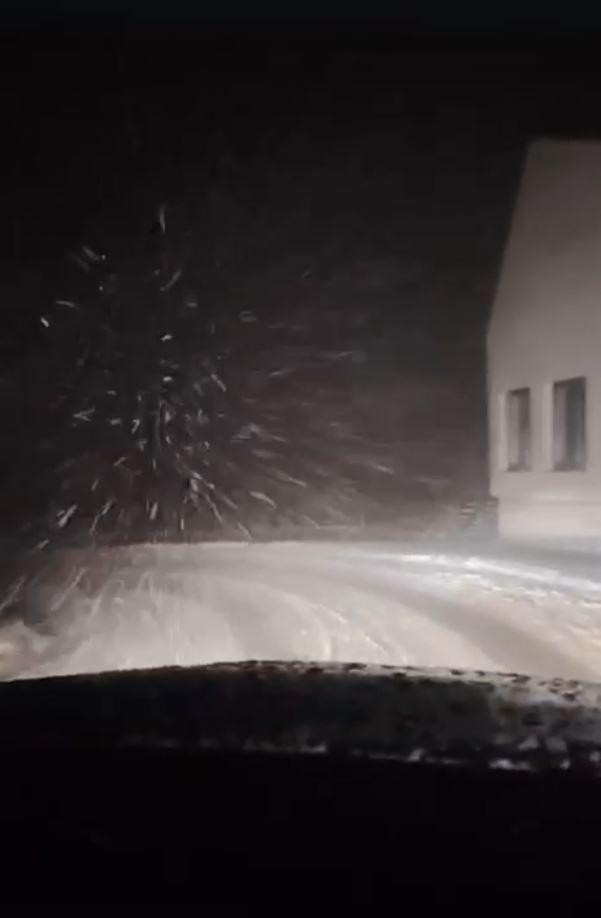 Blackout în stațiuni montane, mașini blocate și turiști salvați din zăpadă de jumătate de metru. Ninsoarea face prăpăd la munte 1012241