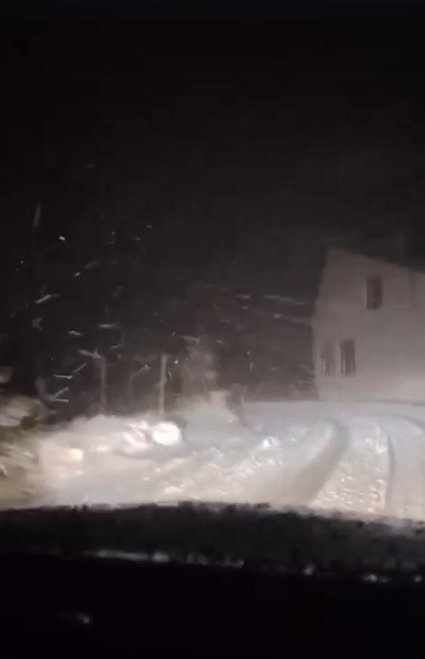 Blackout în stațiuni montane, mașini blocate și turiști salvați din zăpadă de jumătate de metru. Ninsoarea face prăpăd la munte 1012242