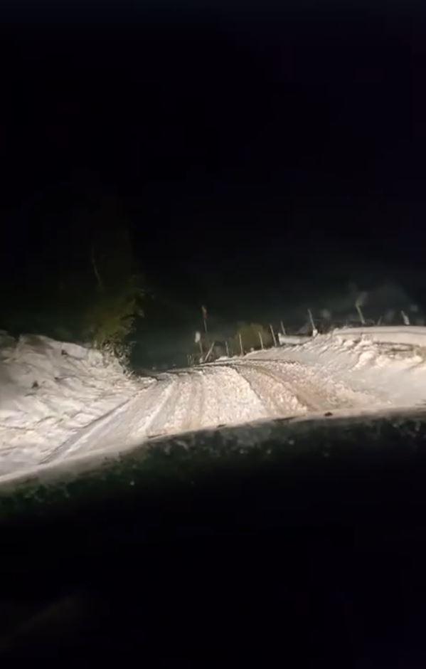 Blackout în stațiuni montane, mașini blocate și turiști salvați din zăpadă de jumătate de metru. Ninsoarea face prăpăd la munte 1012248