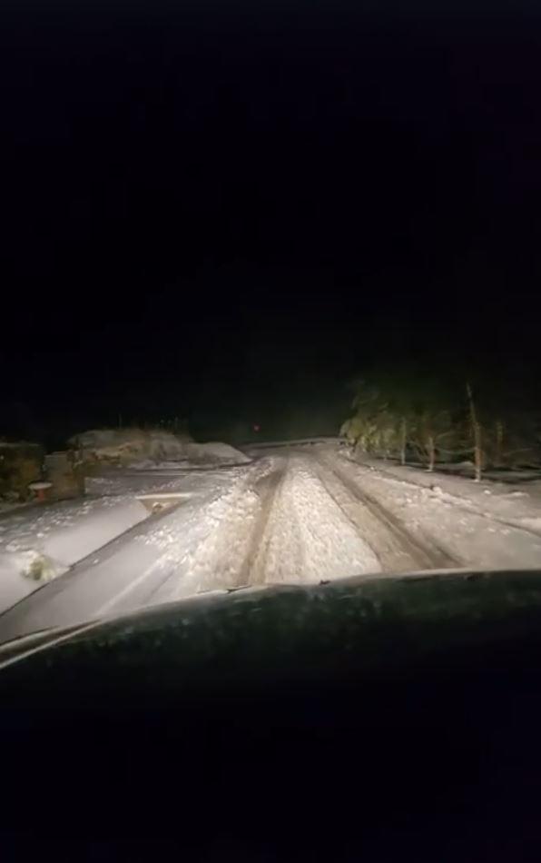 Blackout în stațiuni montane, mașini blocate și turiști salvați din zăpadă de jumătate de metru. Ninsoarea face prăpăd la munte 1012249