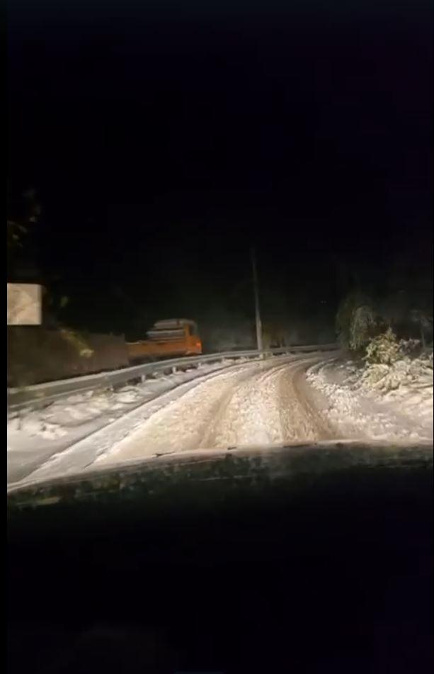 Blackout în stațiuni montane, mașini blocate și turiști salvați din zăpadă de jumătate de metru. Ninsoarea face prăpăd la munte 1012250