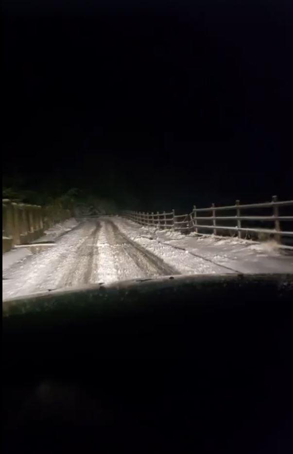 Blackout în stațiuni montane, mașini blocate și turiști salvați din zăpadă de jumătate de metru. Ninsoarea face prăpăd la munte 1012251