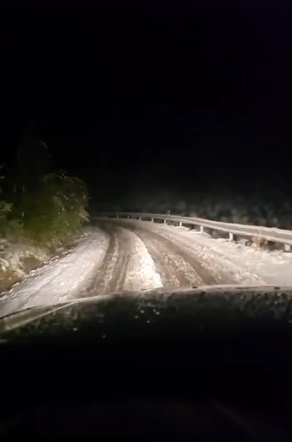 Blackout în stațiuni montane, mașini blocate și turiști salvați din zăpadă de jumătate de metru. Ninsoarea face prăpăd la munte 1012255