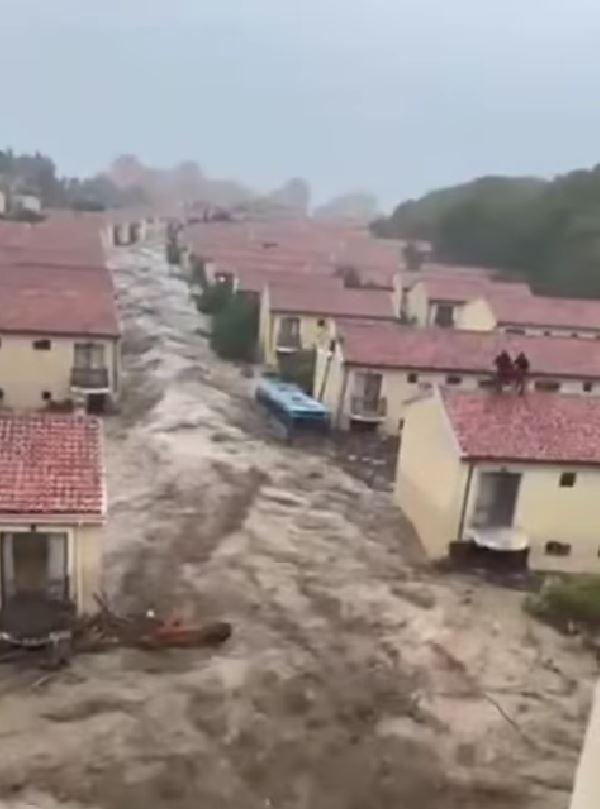 Imagini apocaliptice cu inundaţiile din Bulgaria. 3 oameni au murit şi zeci de maşini au ajuns în mare 1012288