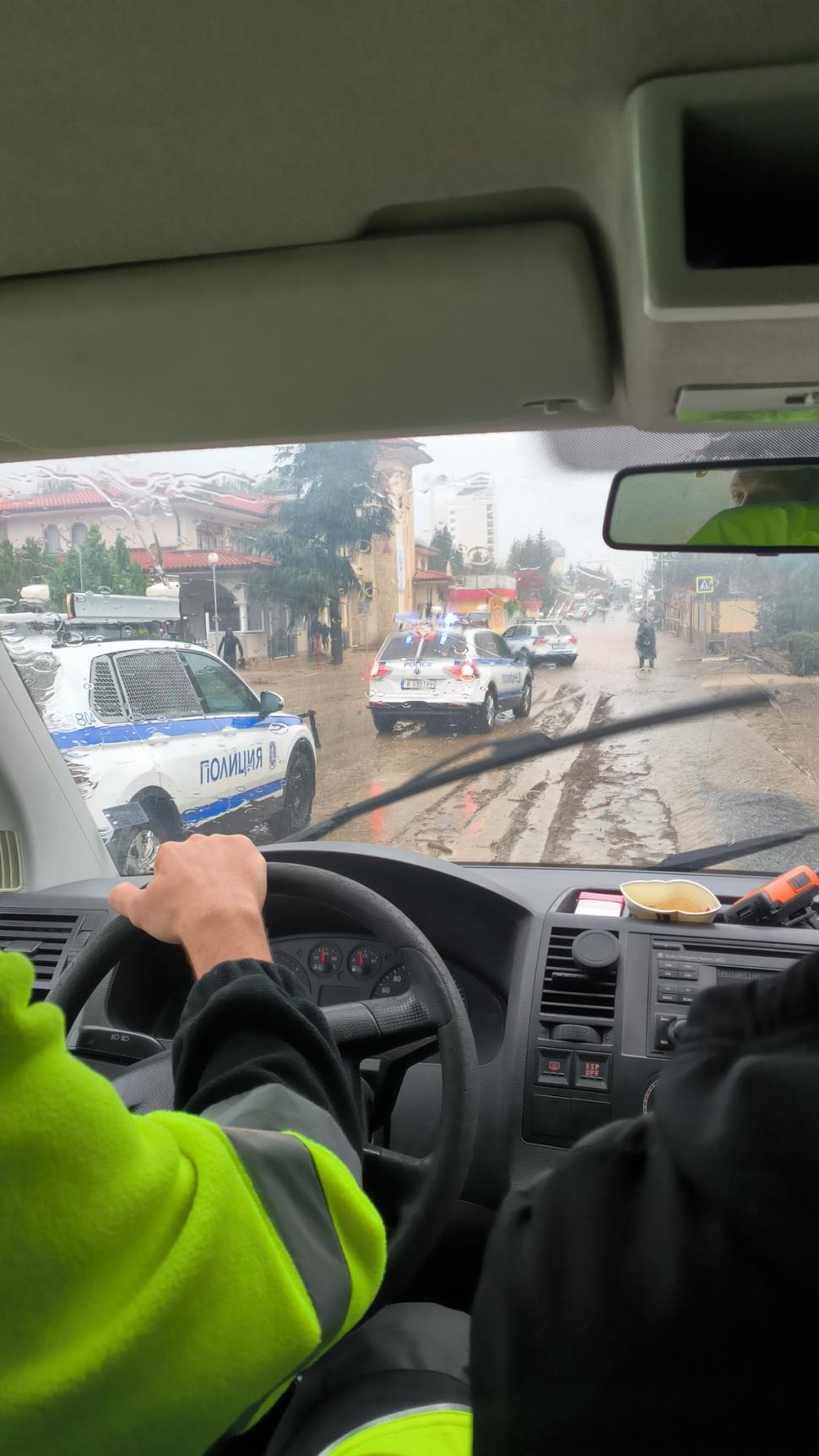 Imagini apocaliptice cu inundaţiile din Bulgaria. 3 oameni au murit şi zeci de maşini au ajuns în mare 1012290