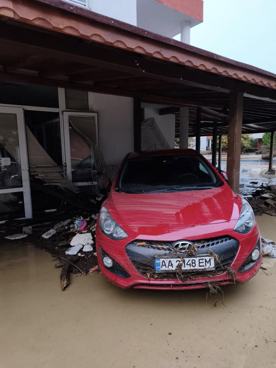 Imagini apocaliptice cu inundaţiile din Bulgaria. 3 oameni au murit şi zeci de maşini au ajuns în mare 1012291