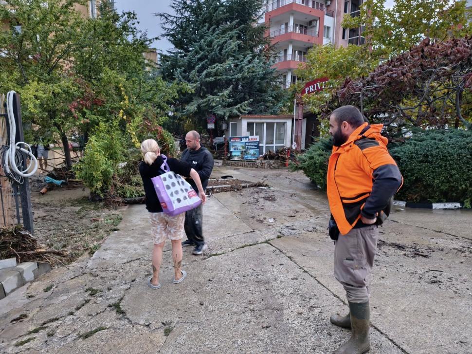 Imagini apocaliptice cu inundaţiile din Bulgaria. 3 oameni au murit şi zeci de maşini au ajuns în mare 1012292