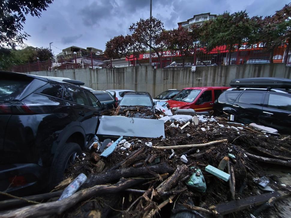 Imagini apocaliptice cu inundaţiile din Bulgaria. 3 oameni au murit şi zeci de maşini au ajuns în mare 1012293