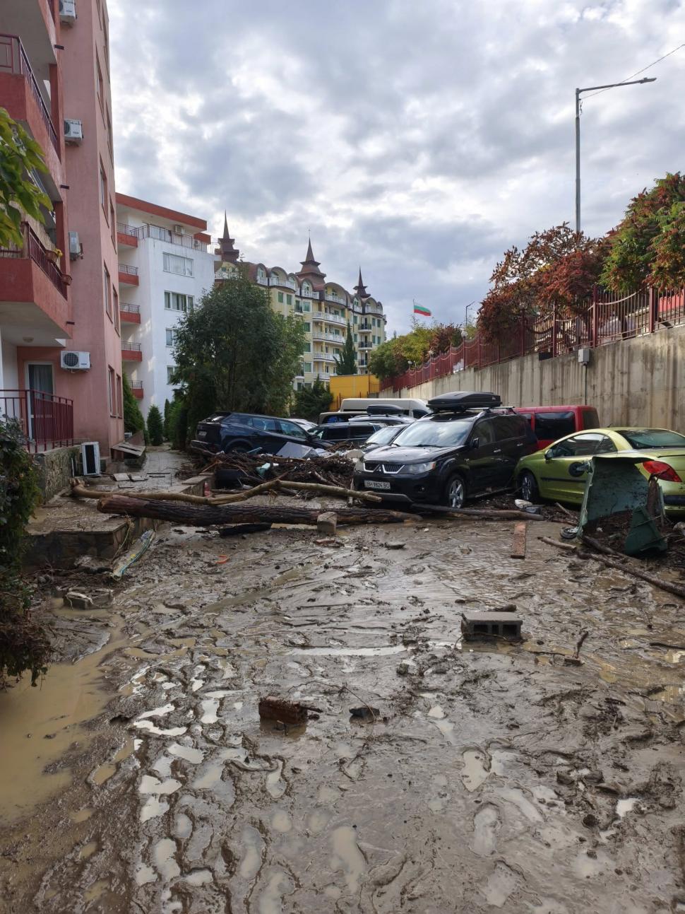 Imagini apocaliptice cu inundaţiile din Bulgaria. 3 oameni au murit şi zeci de maşini au ajuns în mare 1012294
