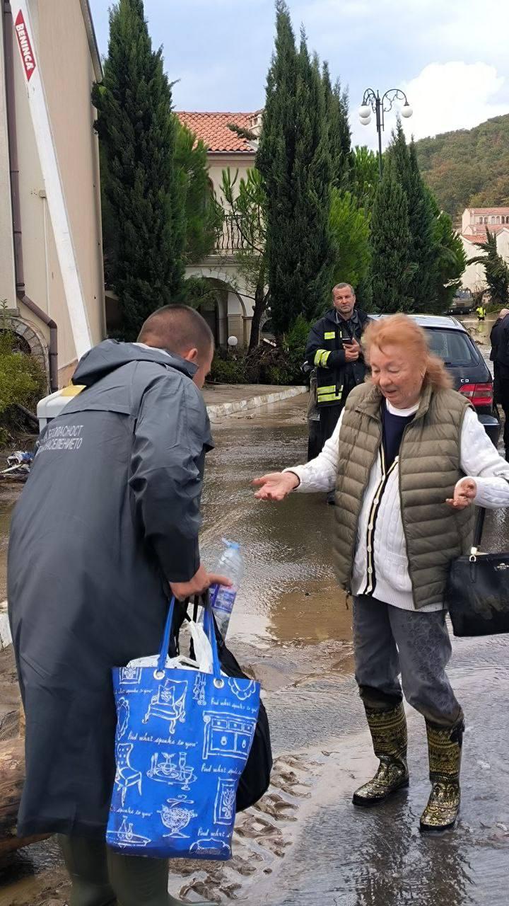 Imagini apocaliptice cu inundaţiile din Bulgaria. 3 oameni au murit şi zeci de maşini au ajuns în mare 1012295