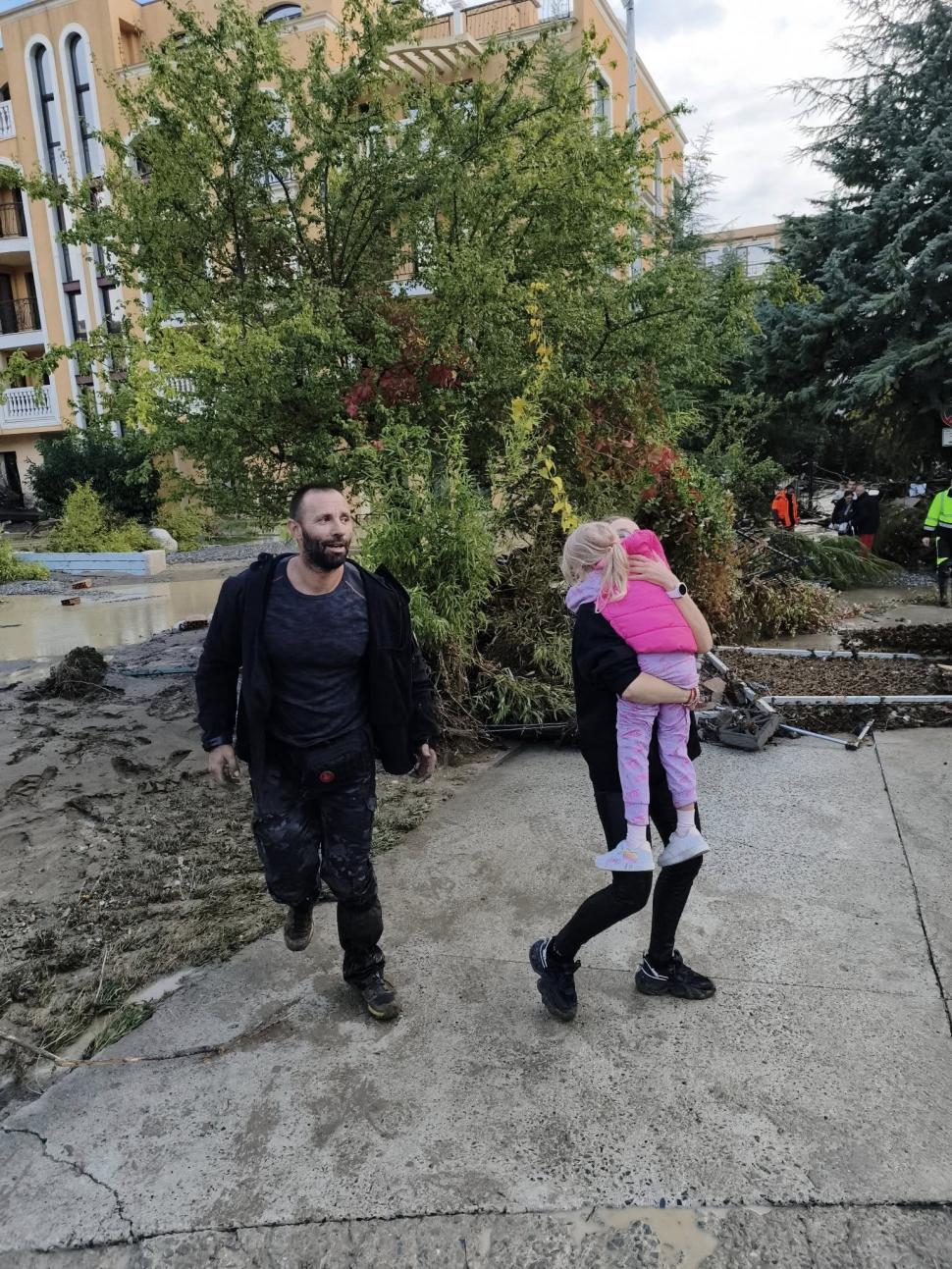 Imagini apocaliptice cu inundaţiile din Bulgaria. 3 oameni au murit şi zeci de maşini au ajuns în mare 1012297