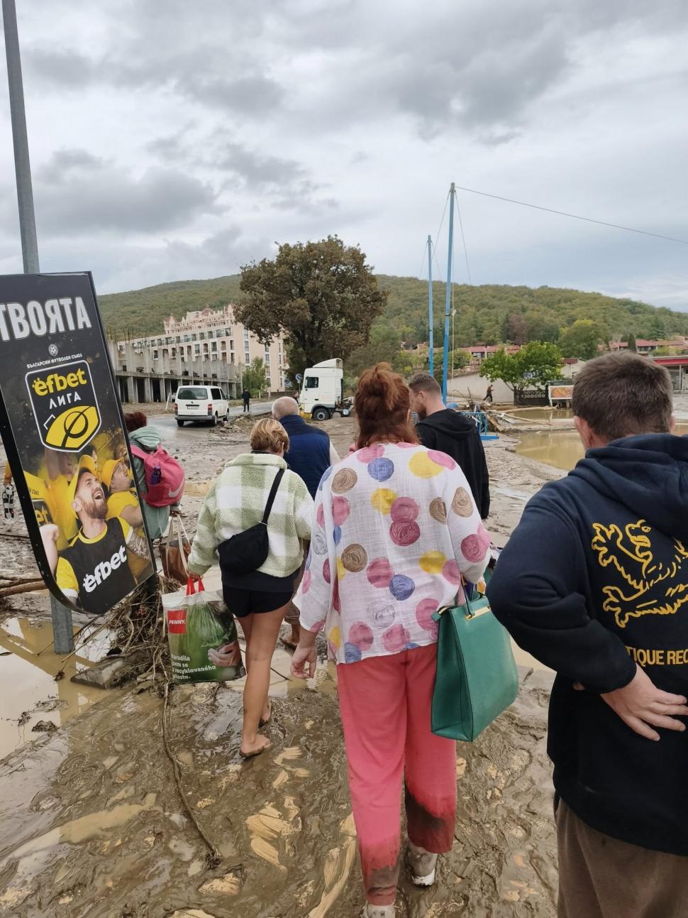 Imagini apocaliptice cu inundaţiile din Bulgaria. 3 oameni au murit şi zeci de maşini au ajuns în mare 1012298