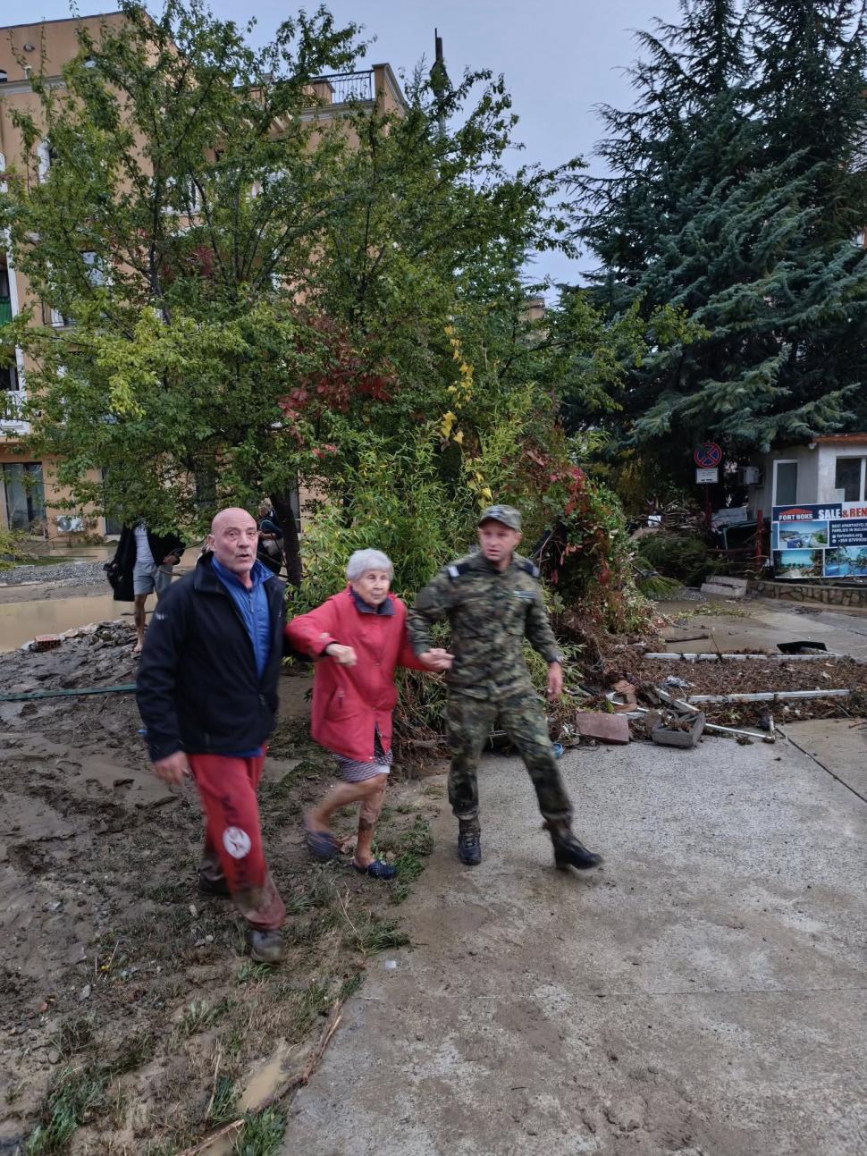 Imagini apocaliptice cu inundaţiile din Bulgaria. 3 oameni au murit şi zeci de maşini au ajuns în mare 1012299