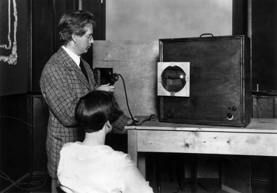 Primul om care a apărut vreodată la televizor. Povestea tânărului care a ajuns vedetă fără să știe 1011179