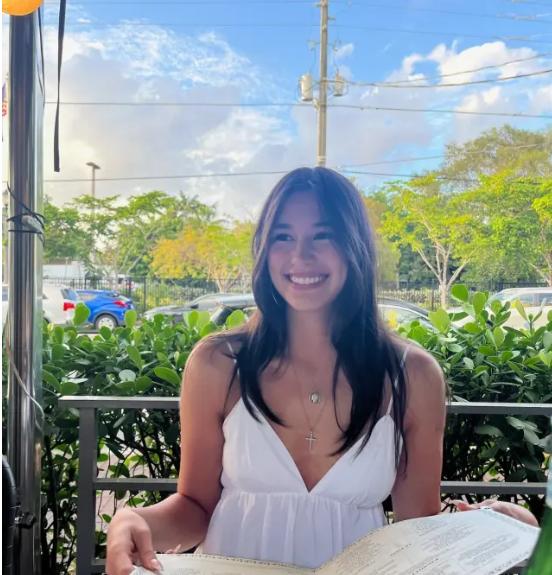 Trei tineri au plecat la plimbare cu un Cybertruck. Însă au avut un accident, portierele s-au blocat, iar mașina a luat foc 1012579