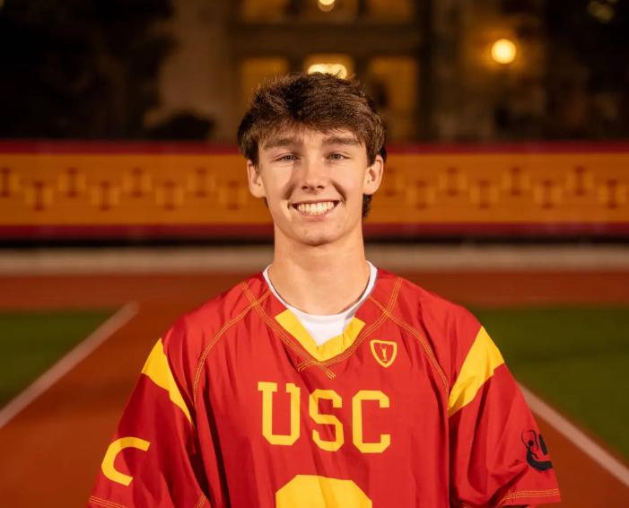 Trei tineri au plecat la plimbare cu un Cybertruck. Însă au avut un accident, portierele s-au blocat, iar mașina a luat foc 1012580