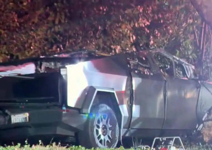 Trei tineri au plecat la plimbare cu un Cybertruck. Însă au avut un accident, portierele s-au blocat, iar mașina a luat foc 1012582