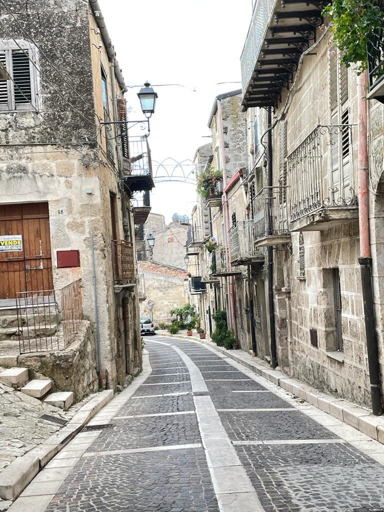 Cum este, de fapt, viața într-un oraș italian cu case de 1 euro 1012713