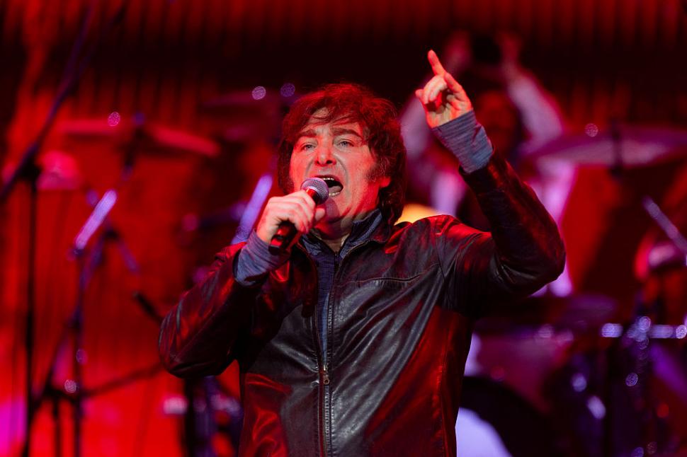 Preşedintele Argentinei, Javier Milei, a susţinut un concert rock în fața a 15.000 de oameni pentru a-şi salva campania electorală 1013022
