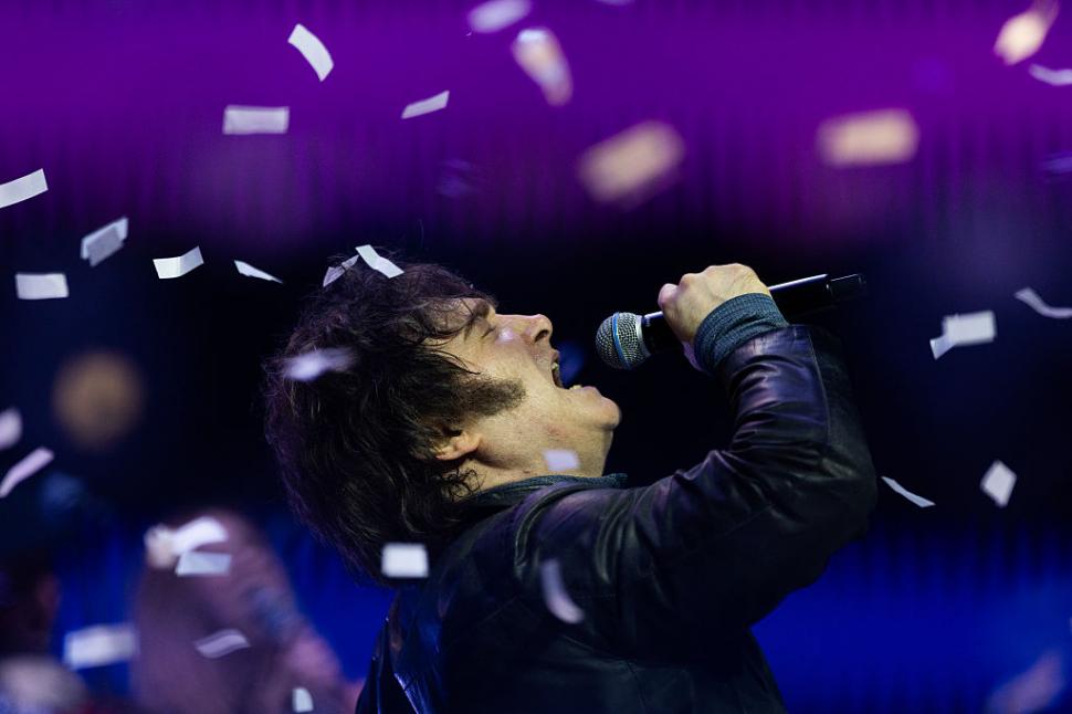 Preşedintele Argentinei, Javier Milei, a susţinut un concert rock în fața a 15.000 de oameni pentru a-şi salva campania electorală 1013033